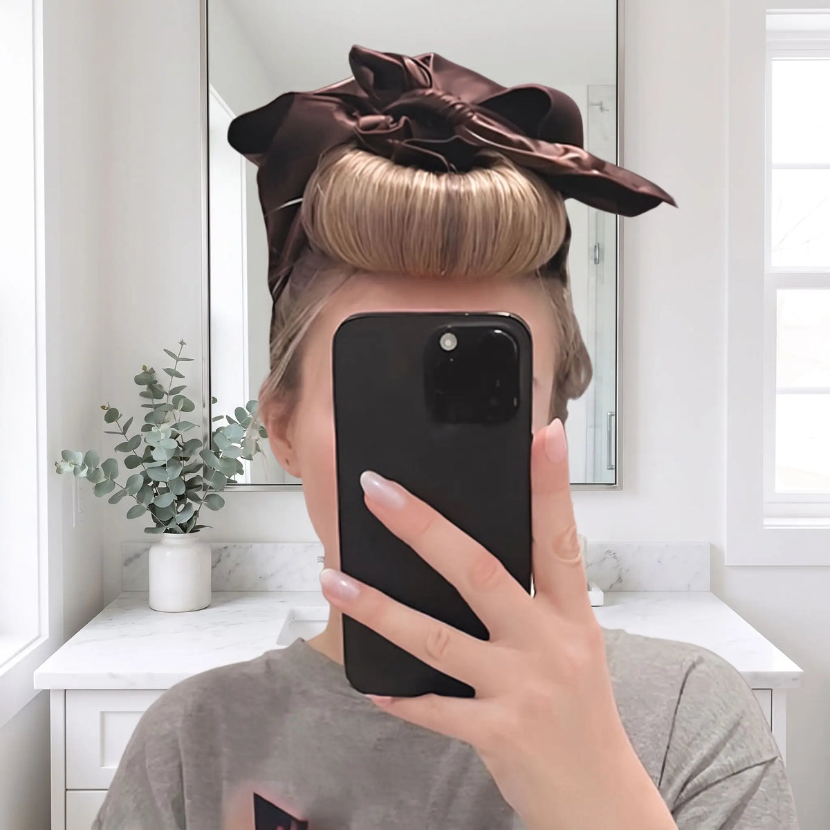 jeune femme portant le boucleur brun sans chaleur 