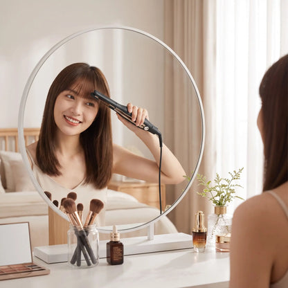 jeune femme qui lisse sa frange avec le lisseur cheveux blanc 