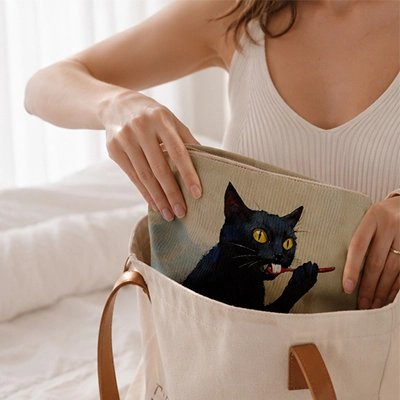 Jeune femme qui place sa trousse de toilette dans son sac à main