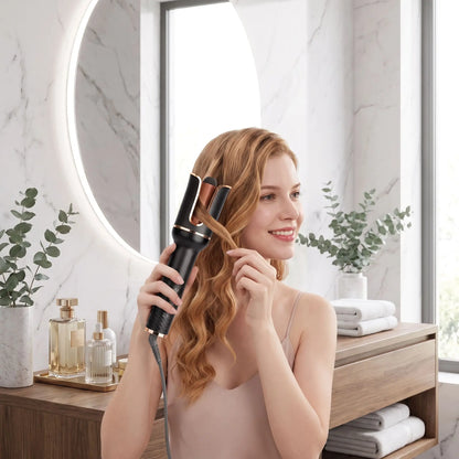 jeune femme qui se coiffe avec le boucleur noir devant son miroir de maquillage