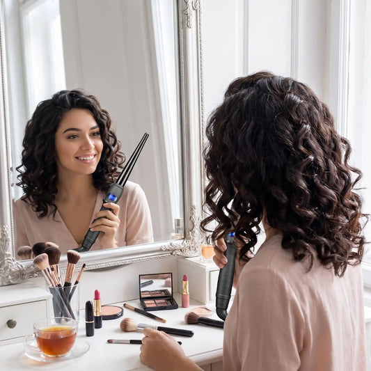 jeune femme qui se coiffe avec le fer bouclant devant son miroir à maquillage
