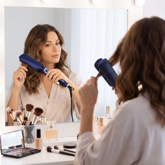 jeune femme qui se  coiffe avec le lisseur bleu nuit devant son miroir à maquillage