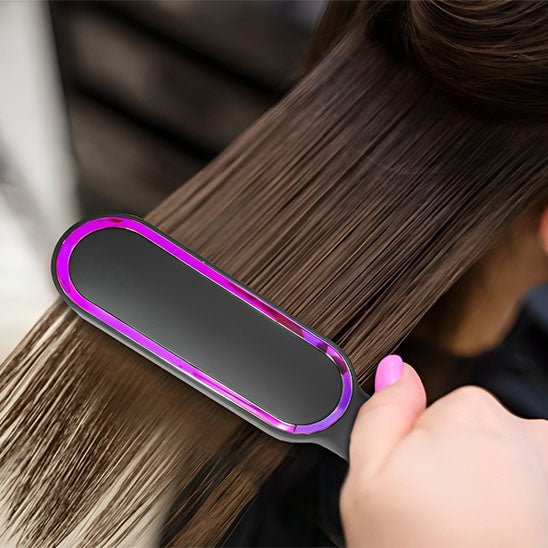 jeune femme aux longs cheveux bruns qui se coiffe avec le lisseur couleur gris et rose