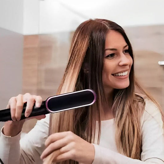 jeune femme d'environ 25 ans qui se coiffe avec le lisseur brosse