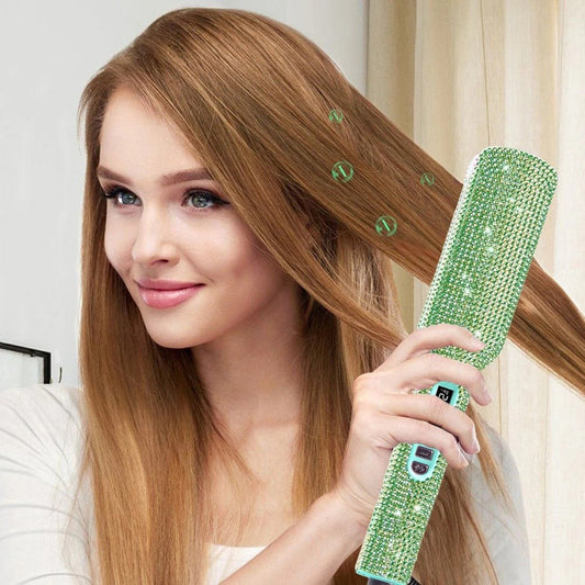 Jeune femme cheveux longs châtains qui se coiffe avec le lisseur couleur vert