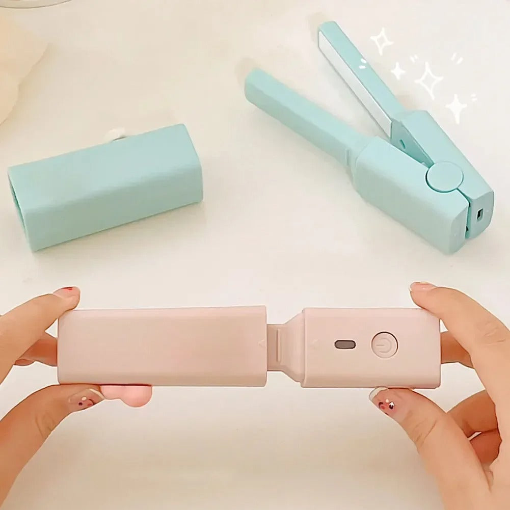 deux mains qui tiennent le lisseur de couleur rose afin d'en apprécier toutes les caractéristiques et le lisseur vert menthe est posé sur un plan crème à côté