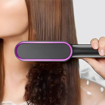 jeune femme aux longs cheveux châtains roux bouclés qui se coiffe avec le lisseur couleur gris et rose