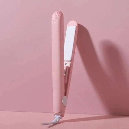Lisseur rose adossé contre un mur décoratif rose afin d'en apprécier toutes les caractéristiques 