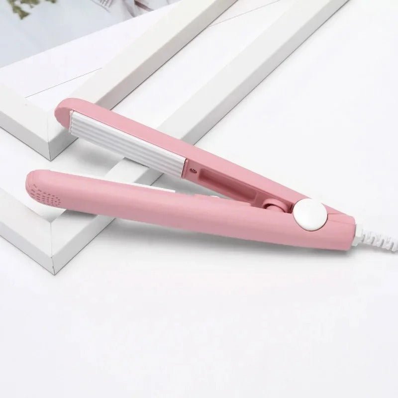Lisseur mini rose posé sur un plan blanc