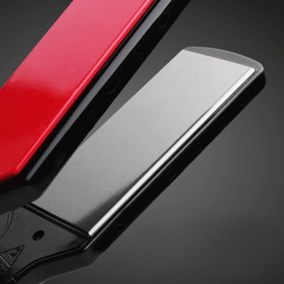 Lisseur couleur noir et rouge gros plan sur les plaques larges