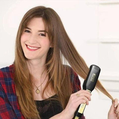 Jeune femme d'environ 20-25 ans longs cheveux châtains qui se coiffe avec le lisseur