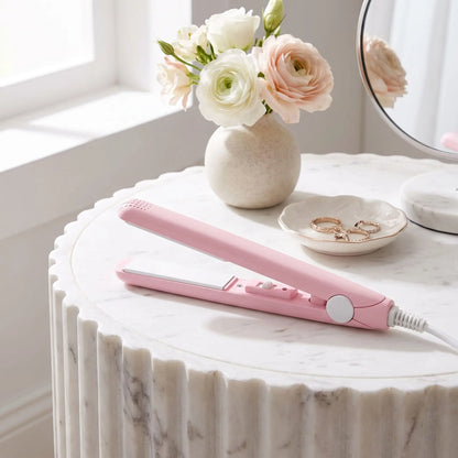 lisseur rose posé sur une table blanche décorative