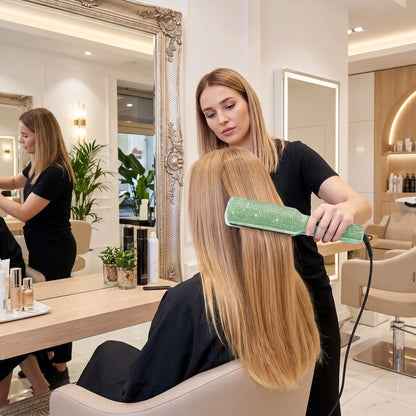 professionnelle de la coiffure qui lisse les cheveux de sa cliente avec le lisseur à strass vert 