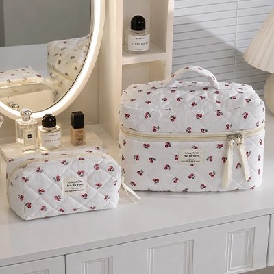 Trousse de toilette 2 formats posée sur un plan blanc 