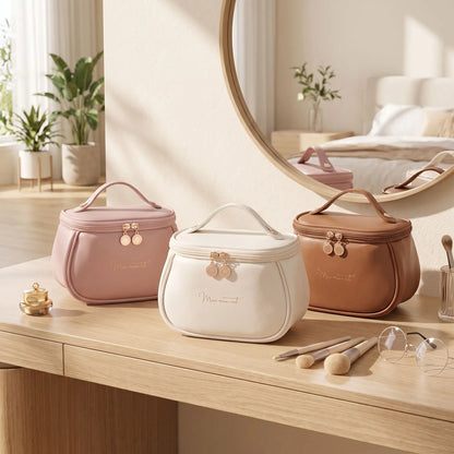trousse de toilette 3 coloris posée sur une table en bois 