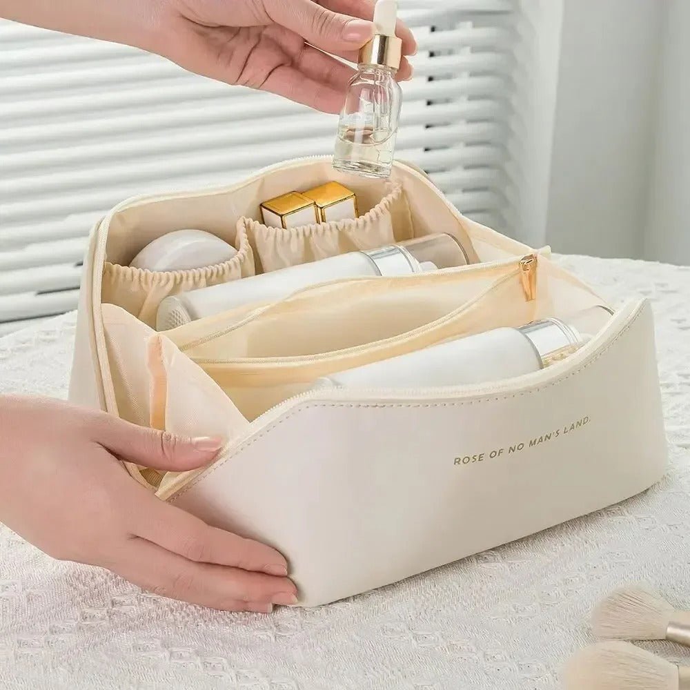 Une femme qui place des produits de maquillage dans la trousse de toilette couleur crème 
