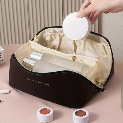 Une femme qui place des produits de maquillage dans la trousse de toilette couleur noire