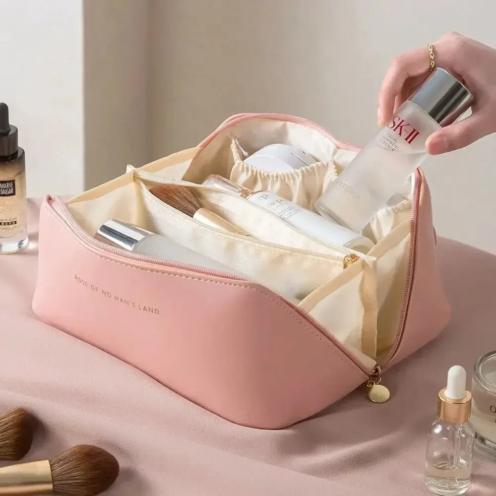 Une femme qui place des produits de maquillage dans la trousse de toilette couleur rose