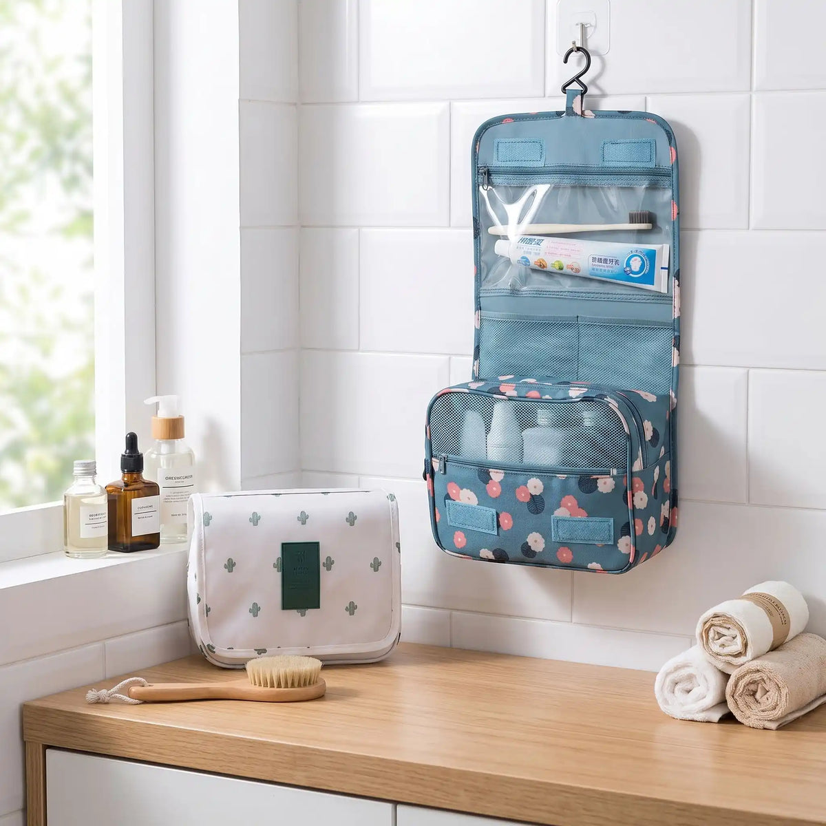 trousse de toilette accrochée au mur 