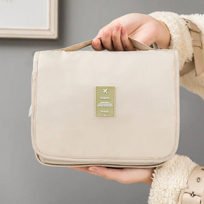 une femme qui tient la trousse de toilette nylon afin d'en apprécier les caractéristiques