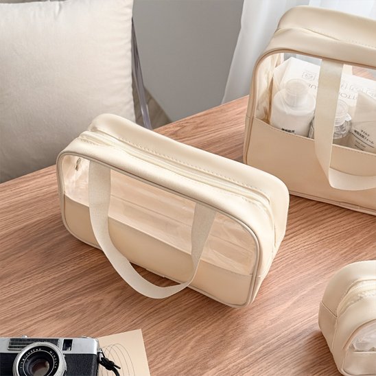 Trousse de toilette beige posée sur une table 
