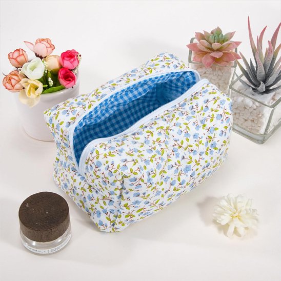 Trousse de toilette bleu posée sur un plan blanc