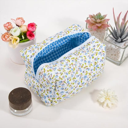 Trousse de toilette bleu posée sur un plan blanc