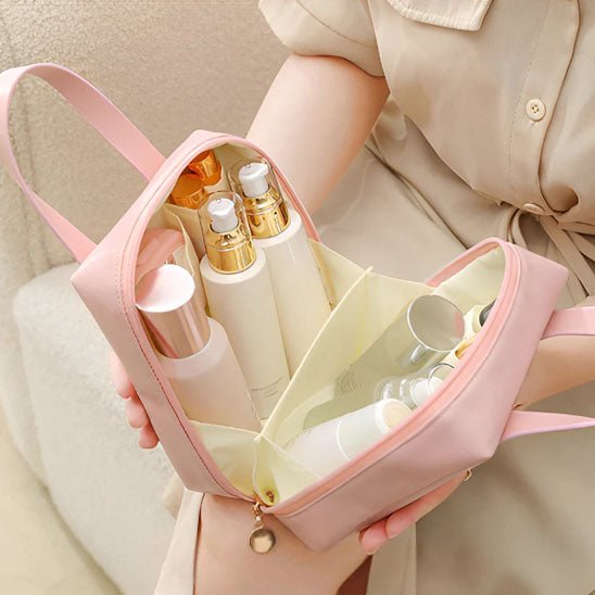 une femme qui tient la trousse de toilette sur ses genoux en position ouverte afin d'en apprécier les caractéristiques 