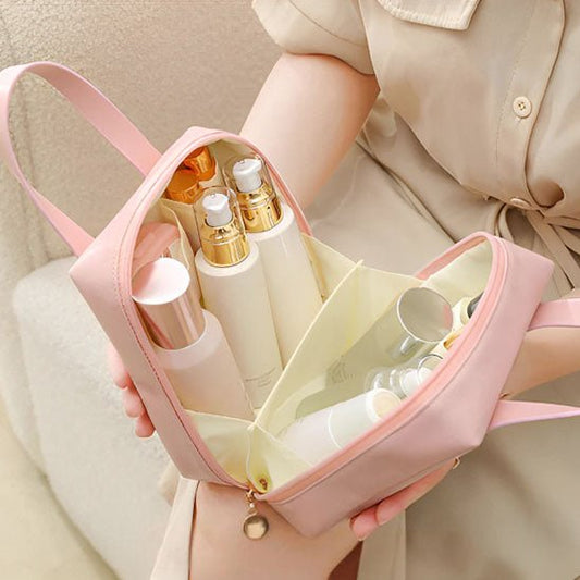 une femme qui tient la trousse de toilette sur ses genoux en position ouverte afin d'en apprécier les caractéristiques 