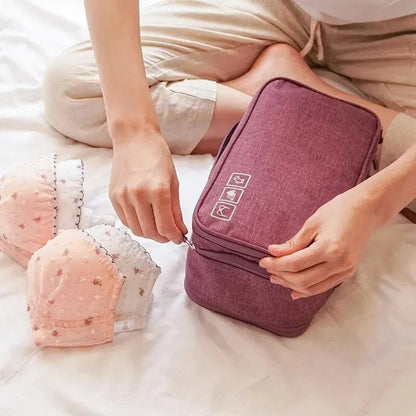 une femme qui ouvre la trousse de toilette couleur rouge cerise 