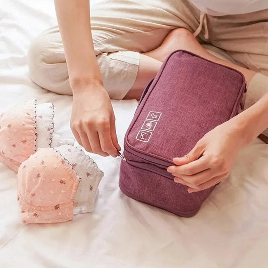 une femme qui ouvre la trousse de toilette couleur rouge cerise 