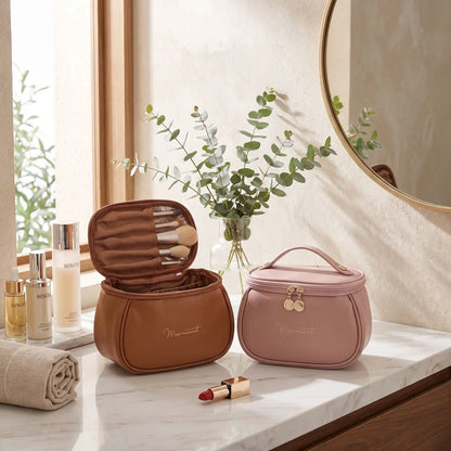 trousse de toilette de couleur marron et rose posée sur une table