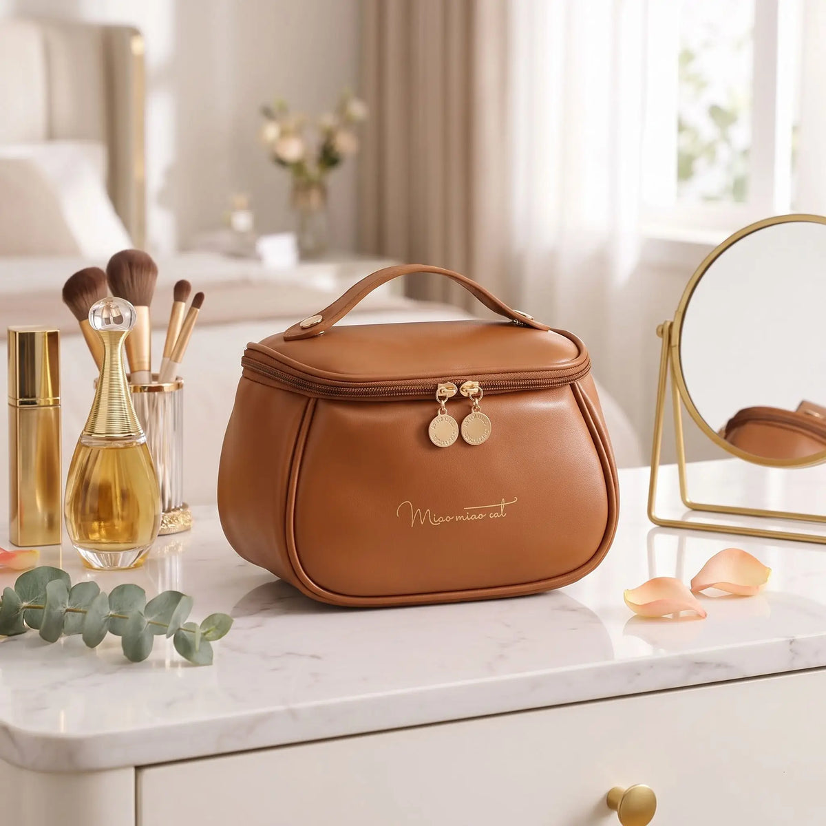 trousse de toilette de couleur marron posée sur une table de maquillage