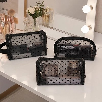 Trousse de toilette ensembles de 3 posée sur un plan blanc