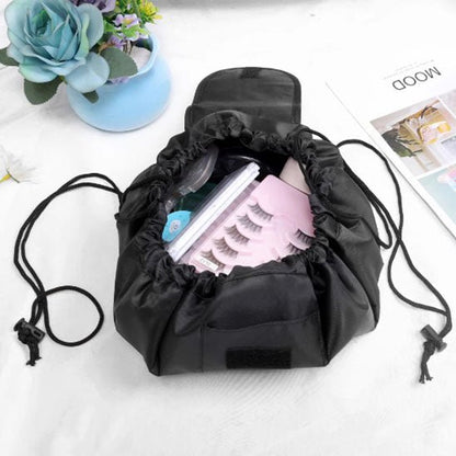 Trousse de toilette couleur noire posée sur une plan blanc