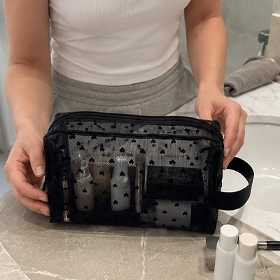 Trousse de toilette femme montrant la trousse afin d'apprécier les caractéristiques