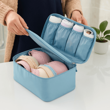 trousse de toilette pour sous vêtements tenue ouverte par une main de femme afin d'en apprécier les caractéristiques