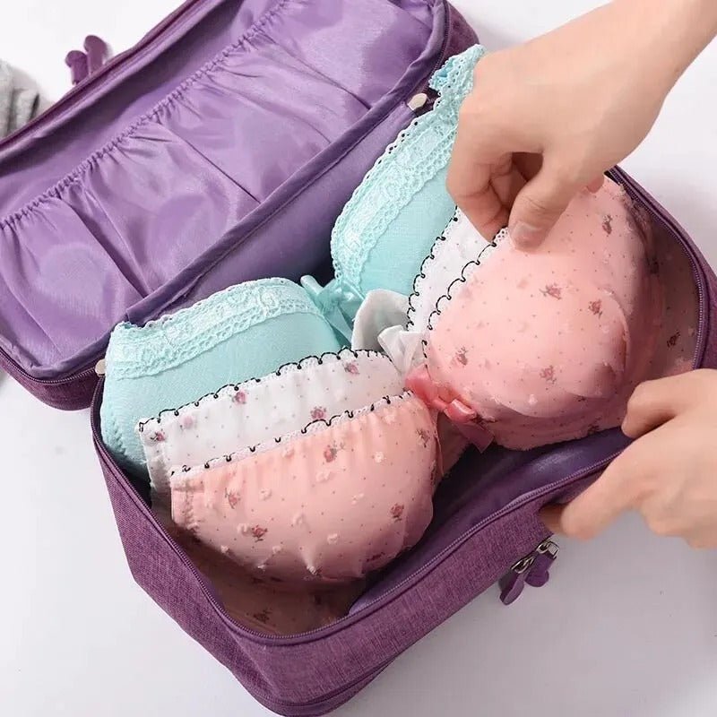 trousse de toilette pour sous vêtements placée tenue ouverte par une main de femme afin d'en apprécier les caractéristiques