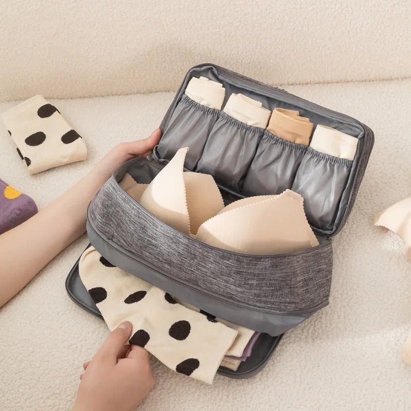 trousse de toilette pour sous vêtements placée tenue ouverte par une main de femme afin d'en apprécier les caractéristiques
