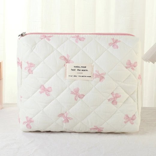 Trousse de toilette format moyen posée sur un plan blanc