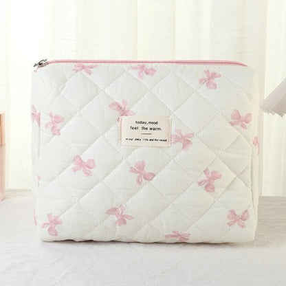 Trousse de toilette format moyen posée sur un plan blanc