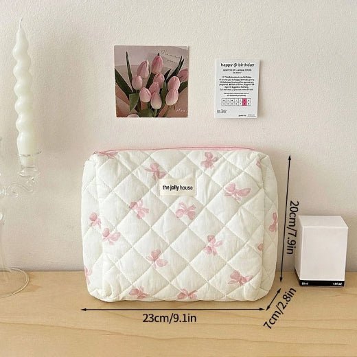 Trousse de toilette format moyen posée sur une table en bois