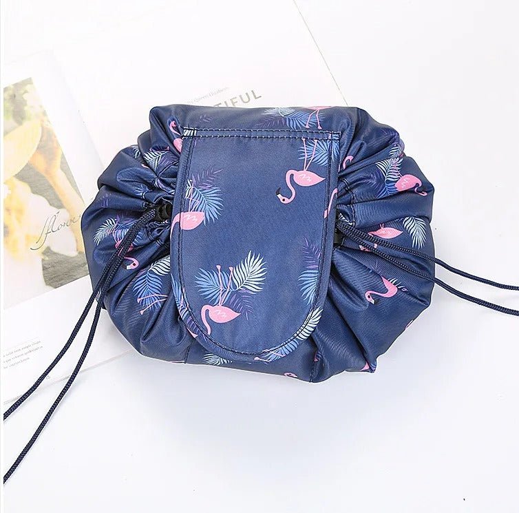 Trousse de toilette couleur bleue flamingo posée sur une plan blanc