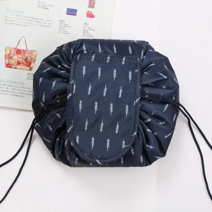 Trousse de toilette couleur bleu nuit posée sur une plan blanc