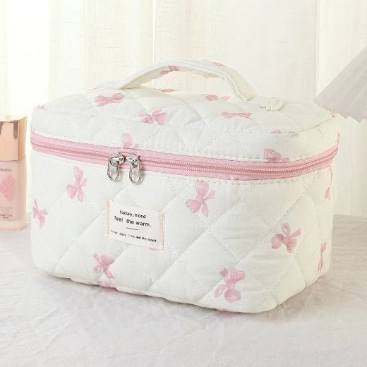 Trousse de toilette grand format posée sur un plan blanc