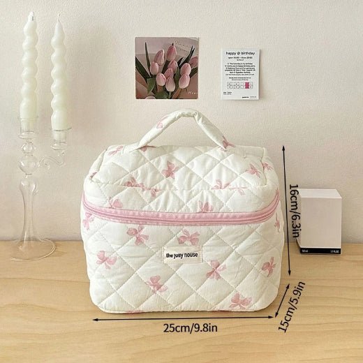 Trousse de toilette grand format posée sur une table blanche 