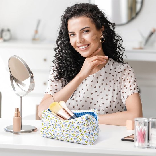 Trousse de toilette jeune femme qui pose devant la trousse 