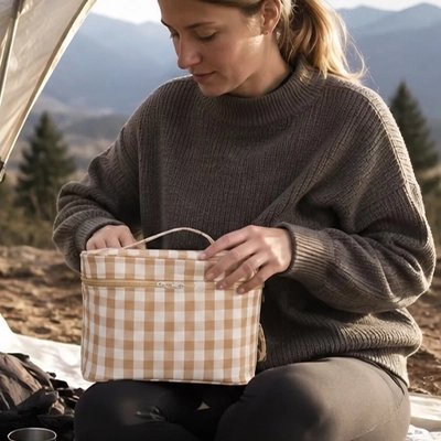 Trousse de toilette jeune femme qui se prépare à mettre des articles de toilette dans