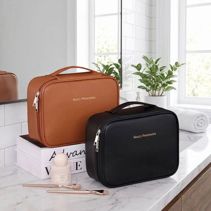trousse de toilette marron et noire posée sur un plan blanc 