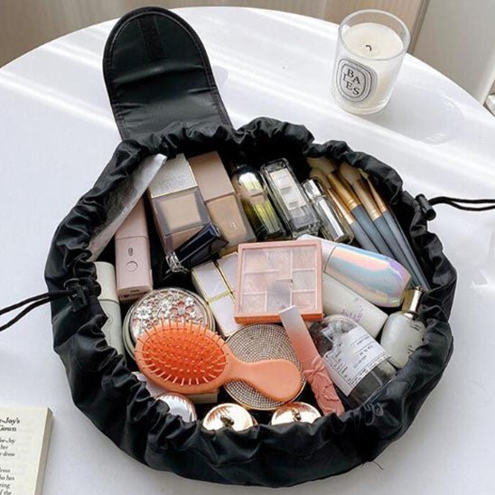 Trousse de toilette couleur noire posée sur une plan blanc afin d'en apprécier les caractéristiques
